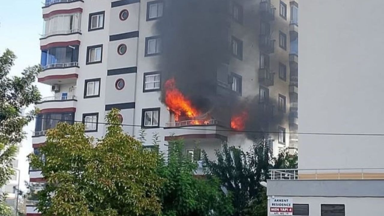 Mersin'de 9 katlı binada yangın paniği: Daire alevlere teslim oldu!