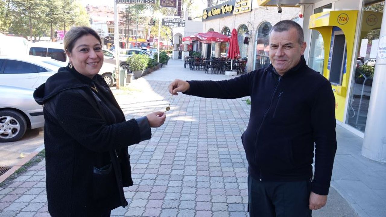 Güvenlik görevlisi, yolda bulduğu künyenin sahibine ilanla ulaştı