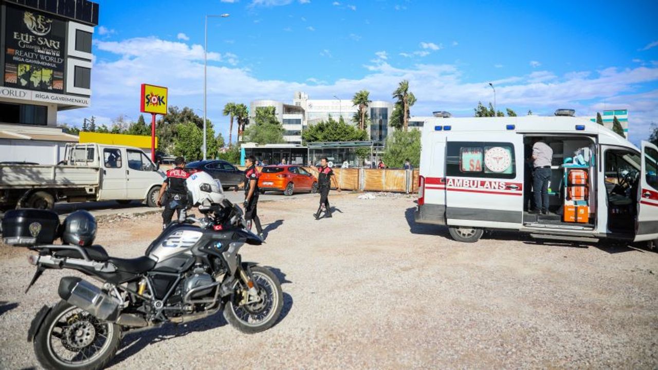 Antalya’da otoparkta denk geldiği husumetlisini bacağından vurdu