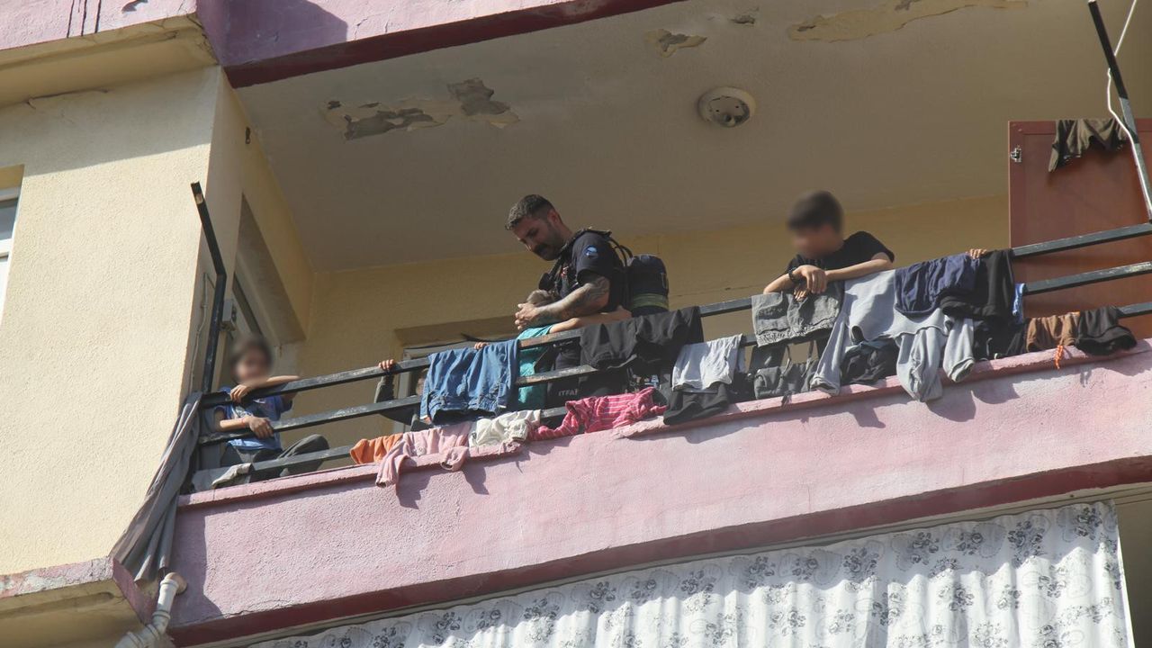 Yangın sırasında apartmanda mahsur kalan çocuklara itfaiye yetişti