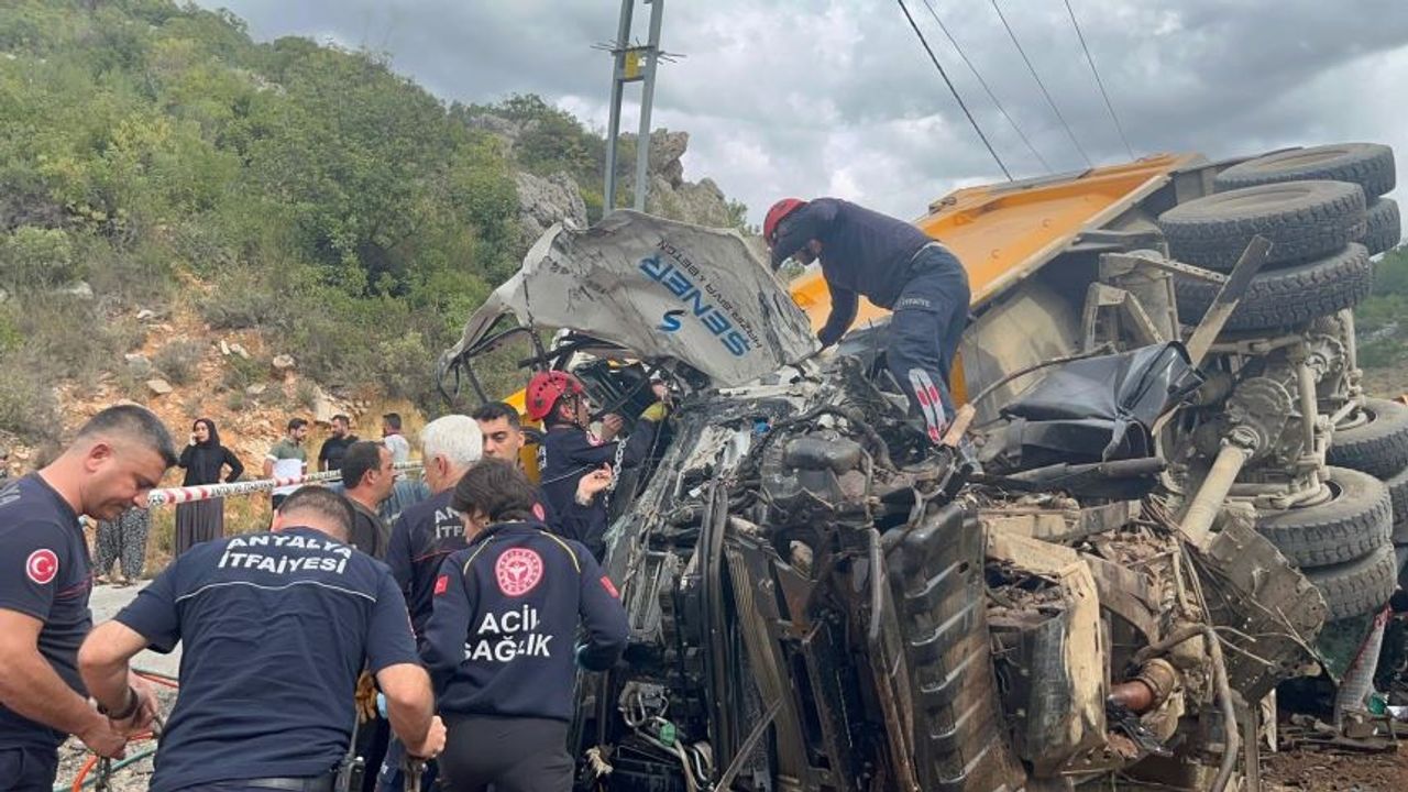Alanya'da kamyon faciası: Araçta sıkışan sürücü hayatını kaybetti