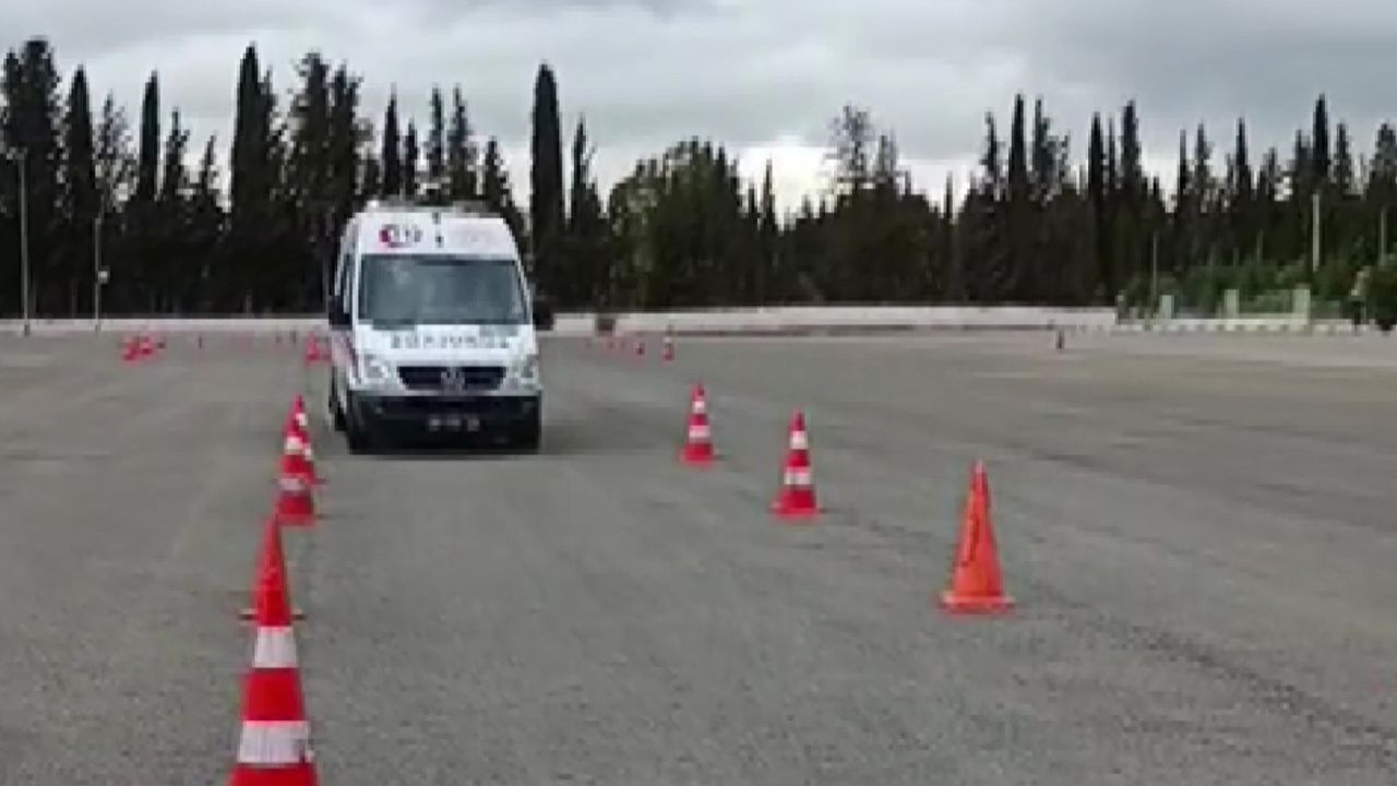Antalya’da yeni ambulans sürücülerine güvenli sürüş eğitimi
