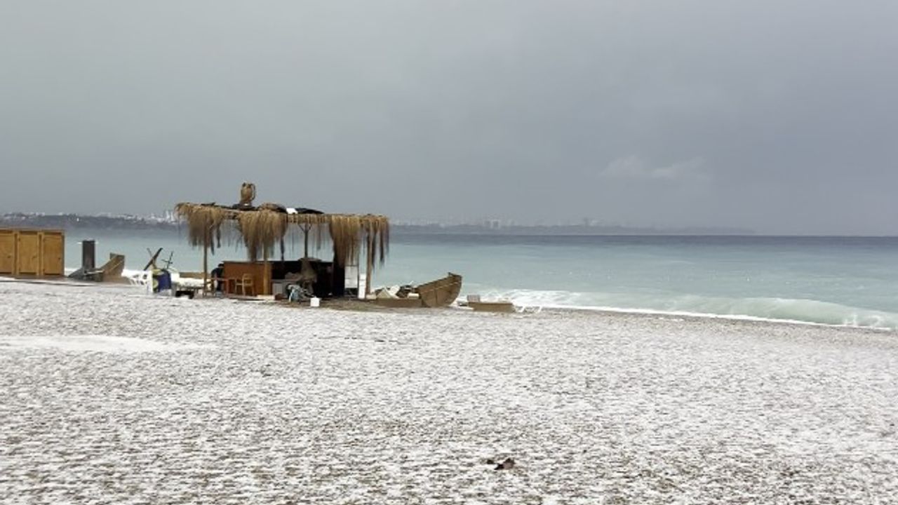 Antalya'da 15 dakikalık fırtına kabusu: Hayat felç oldu, Konyaaltı doluyla beyaza büründü!