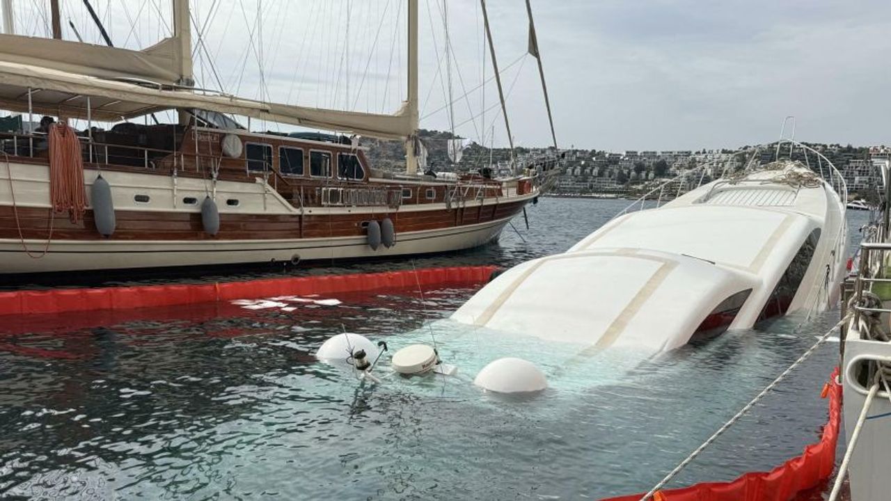 Bodrum’da 30 metrelik lüks yat su alınca battı