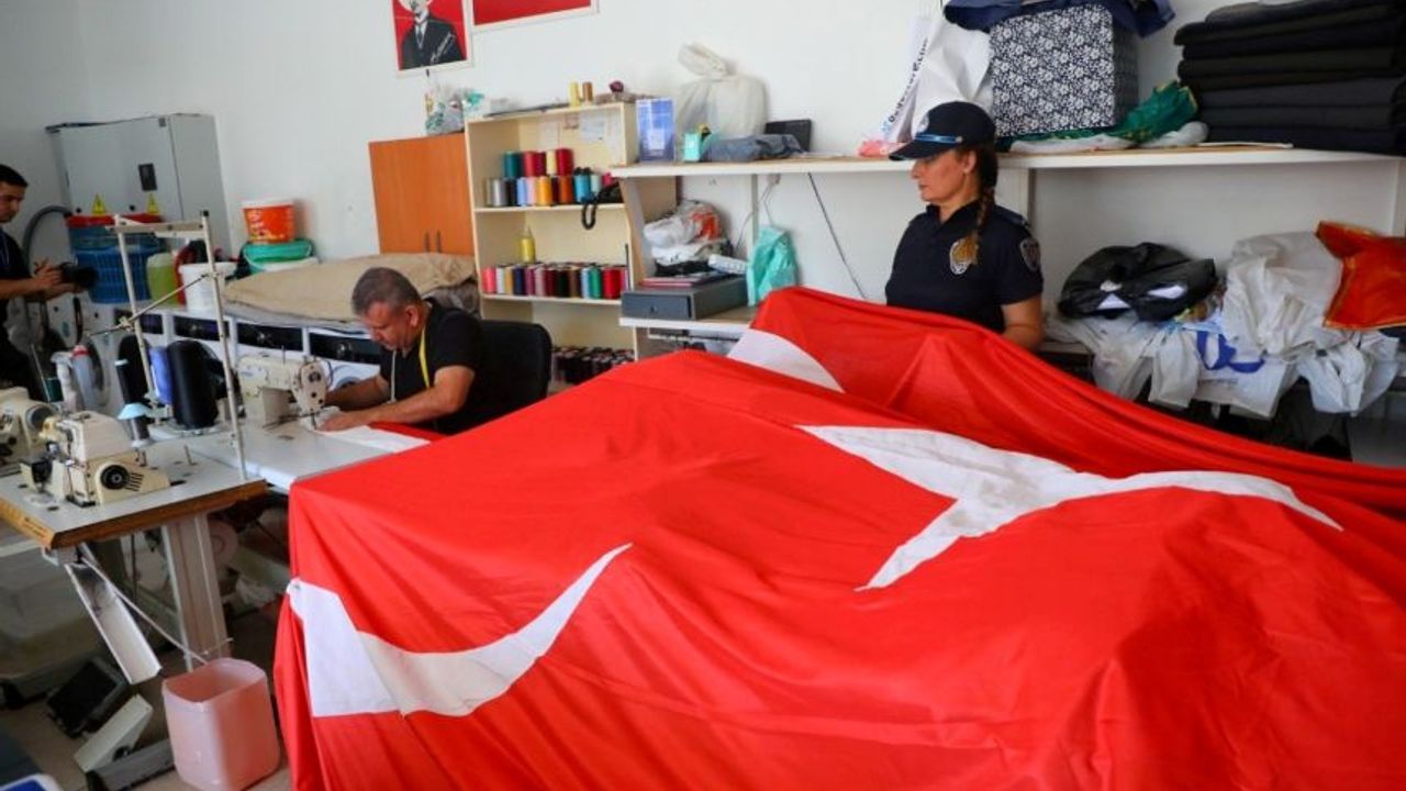 Bodrum'da Türk bayrağına gönülden hizmet: Yıllardır ücretsiz onarıyor