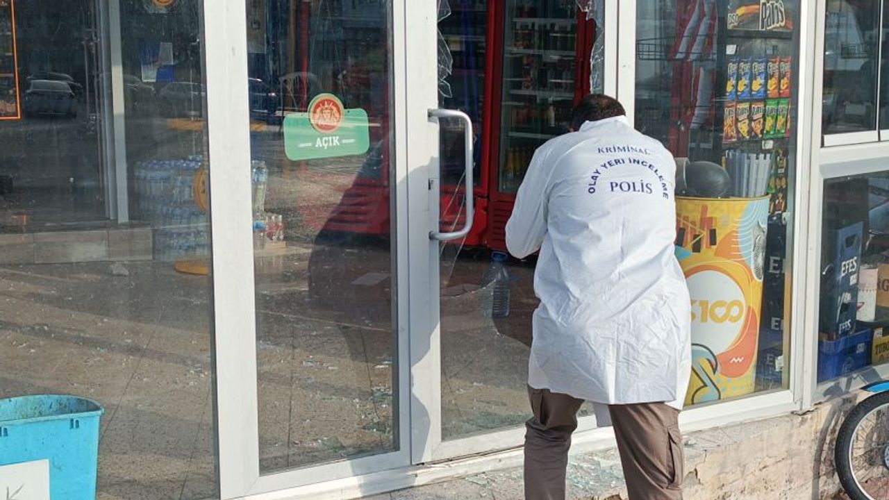 Burdur’da marketin camını kırdı, paralara dokunmadı! İçki içip, cips yedi