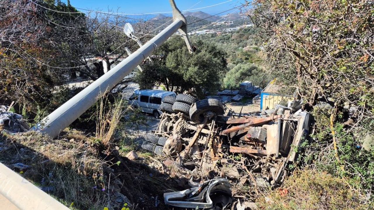 Muğla'da hafriyat kamyonu şarampole devrildi