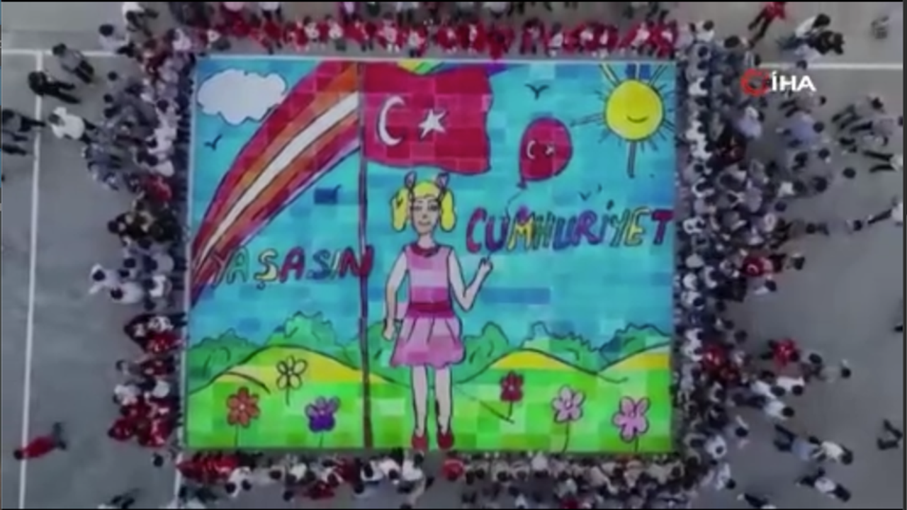 Erdemli'de öğrencilerden 80 metrekarelik 'Cumhuriyet' yapbozu
