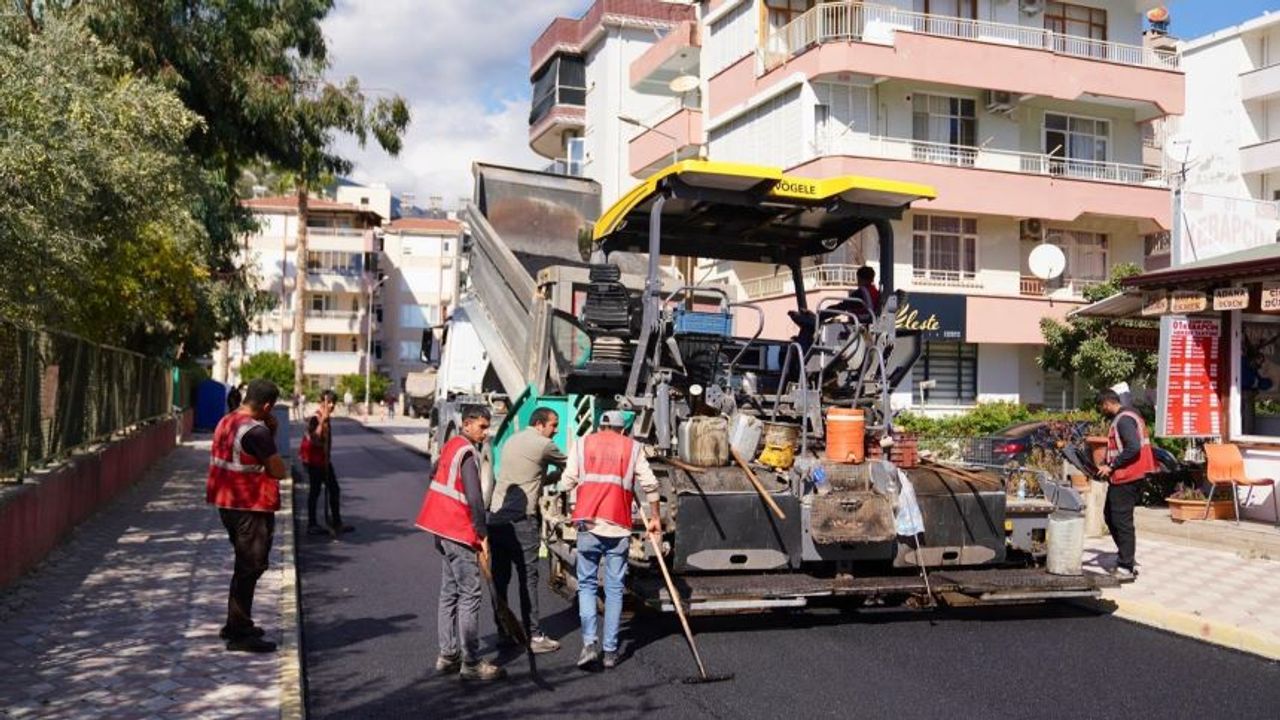 Finike’de sıcak asfalt seferberliği