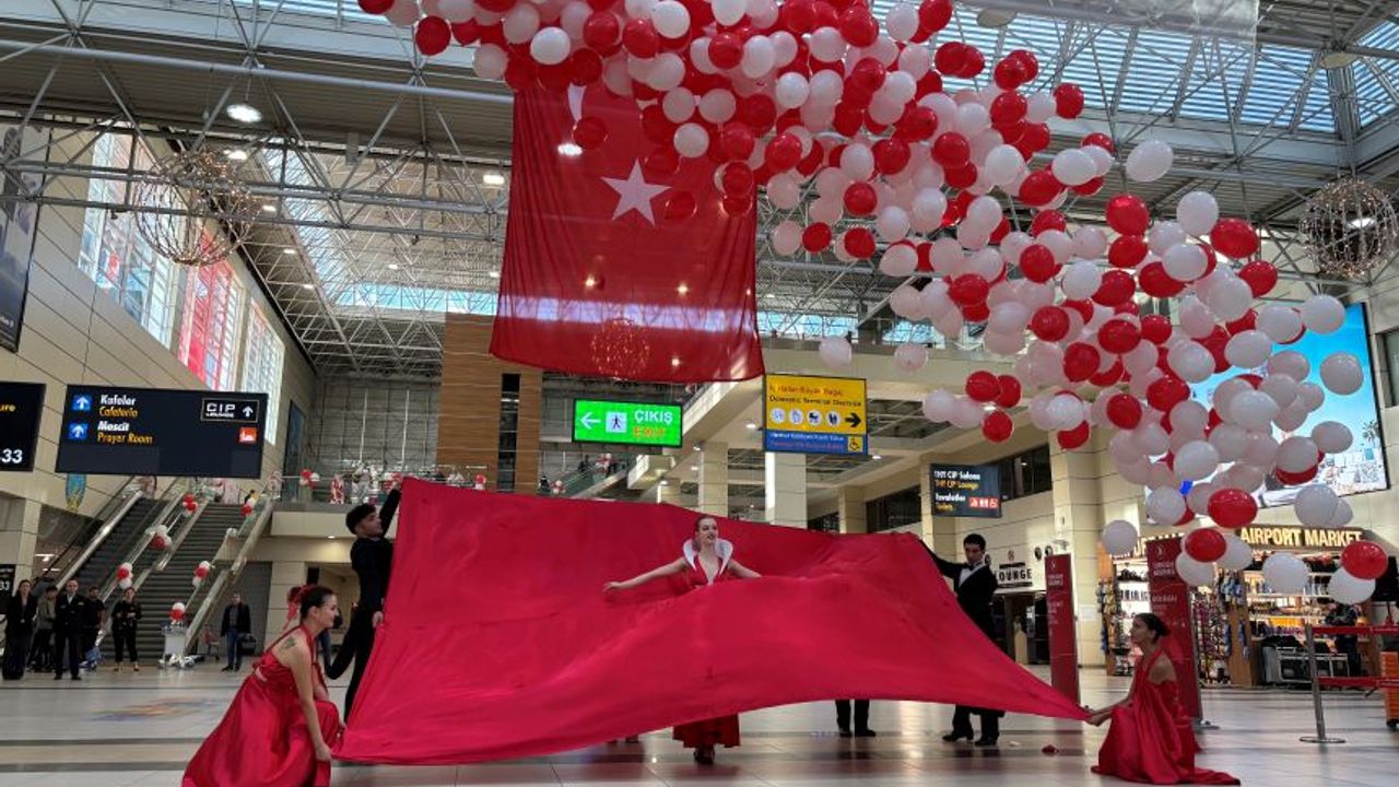 Antalya Havalimanı'nda Cumhuriyet coşkusu!