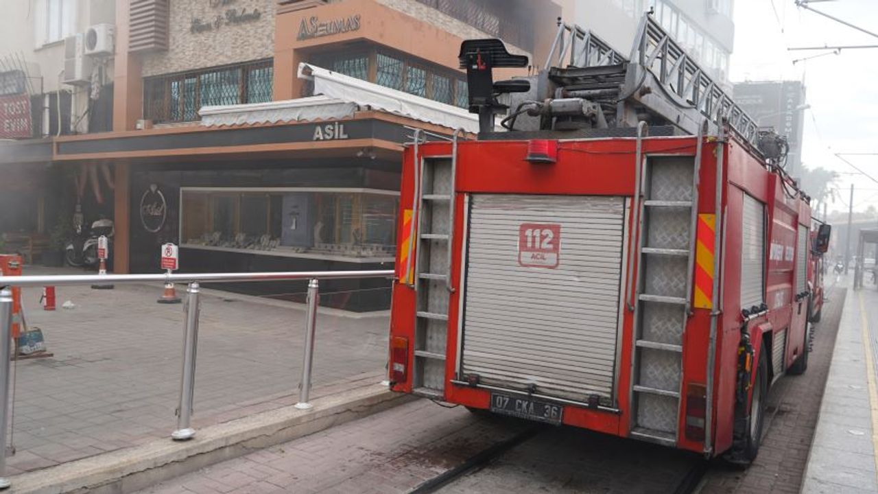 Antalya’nın en işlek caddesinde yangın çıktı! Tramvay seferleri durduruldu
