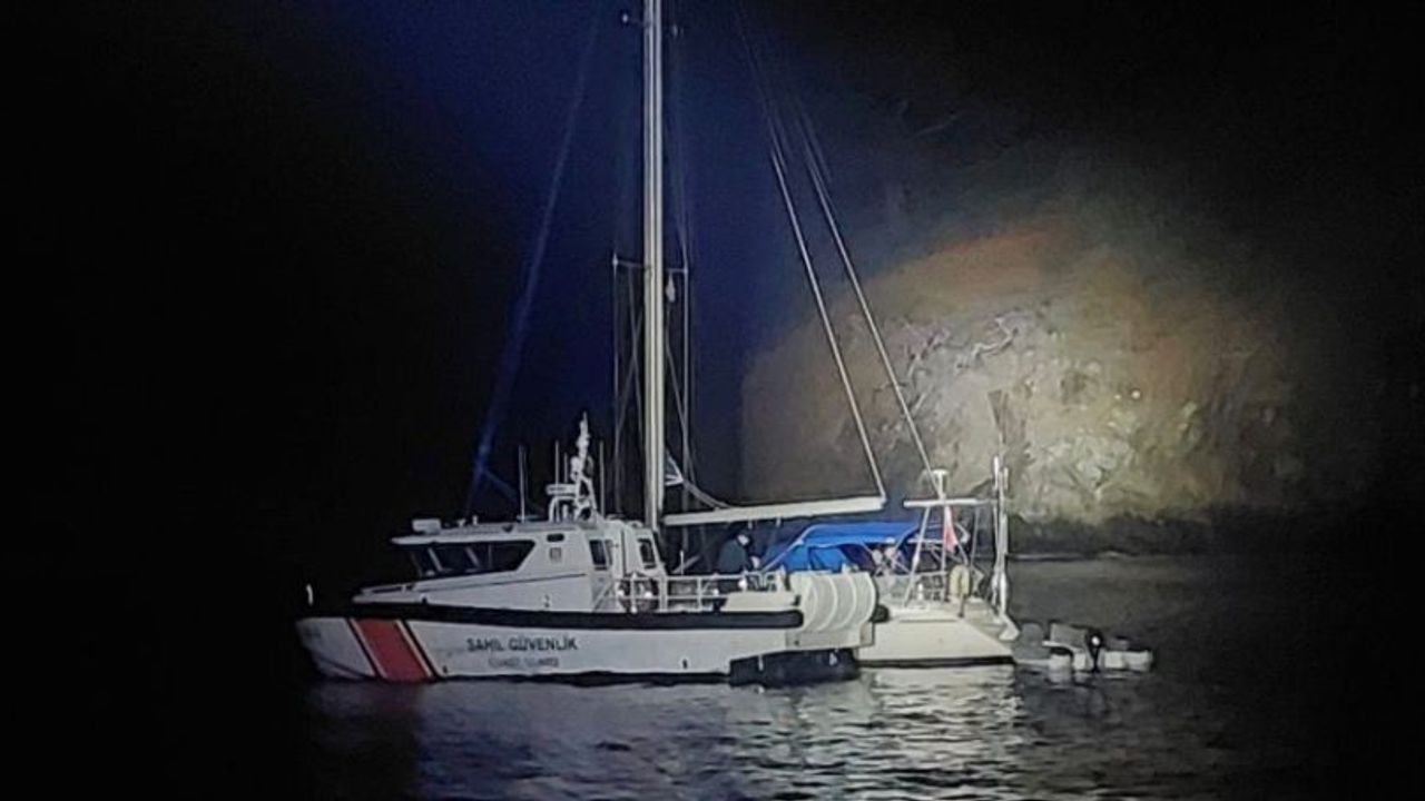Fethiye açıklarında İtalya rotasındaki yelkenli tekneye operasyon!