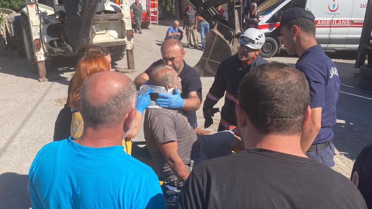 Mersin'de kamyonet depoya daldı: 2 kişi sıkışarak yaralandı