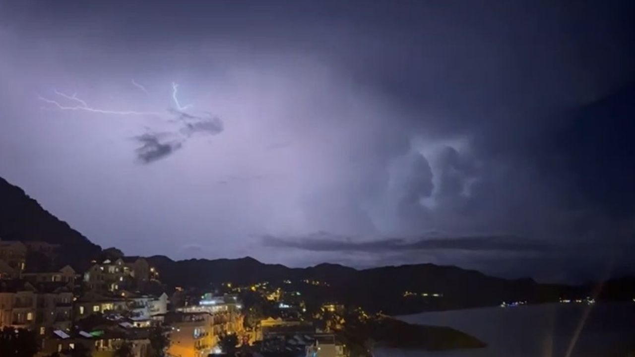 Kaş'ta şimşekler geceyi gündüze çevirdi!