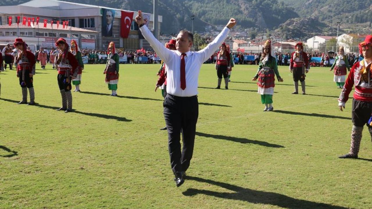 Muğla'da kaymakamdan zeybek gösterisi!