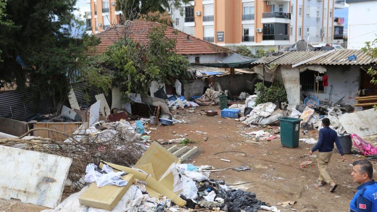 Kepez'de çöpü gören gözlerine inanamadı! Kamyonlarca çöp topladılar