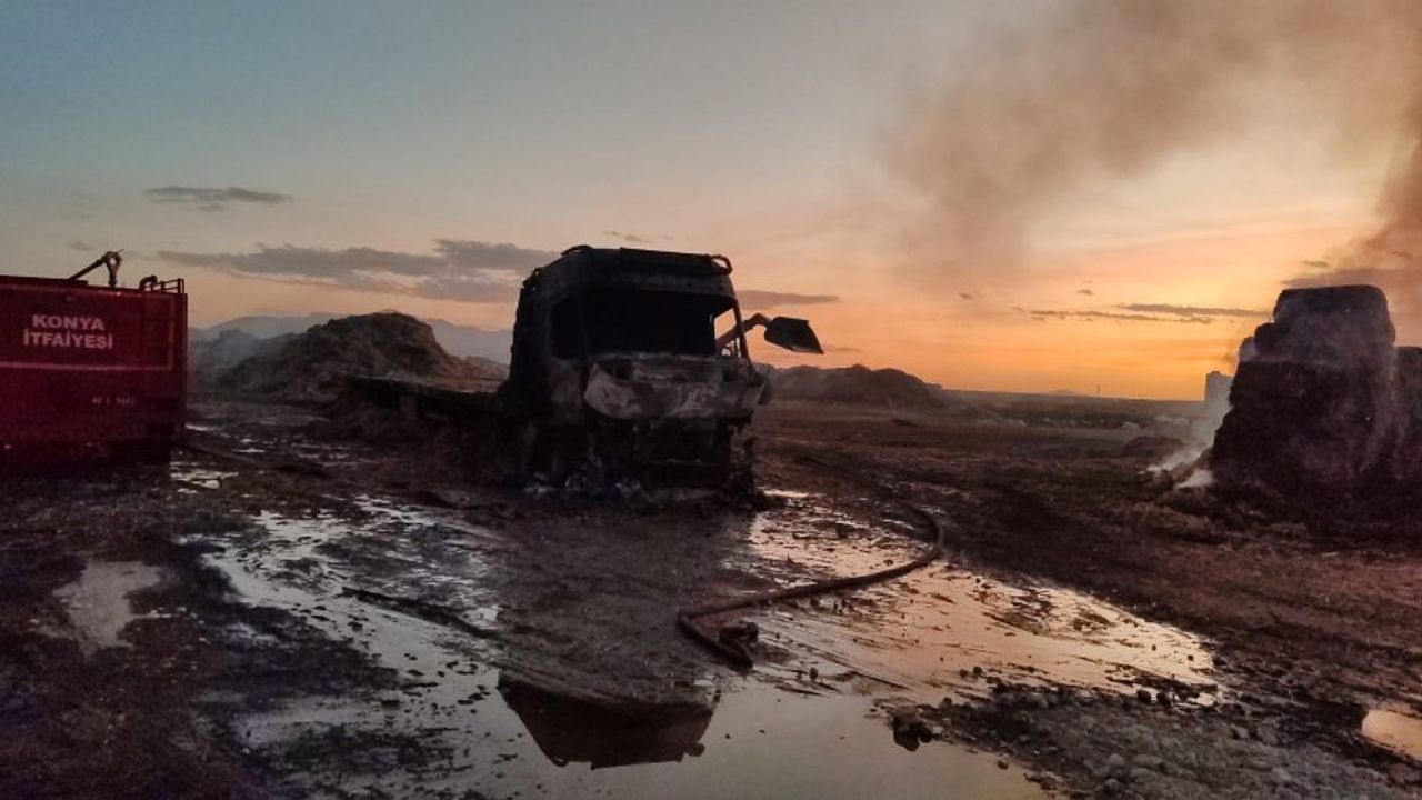 Konya'da park halindeki tırda çıkan yangın, 25 ton saman balyasını kül etti!