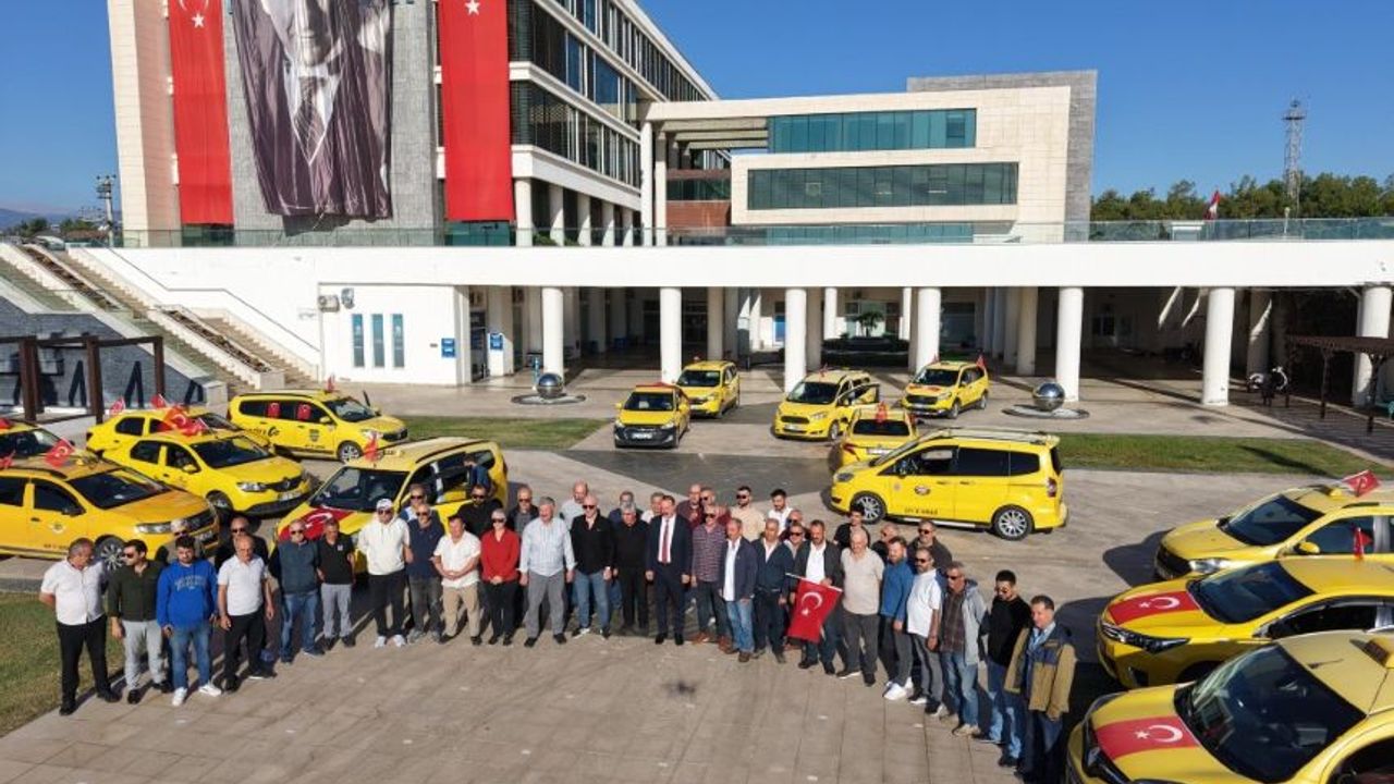 Konyaaltı'nda taksicilerden Cumhuriyet komvoyu