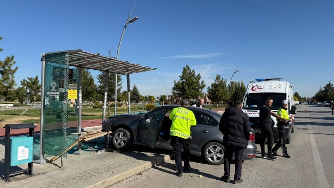 Konya'da otomobil durağa daldı