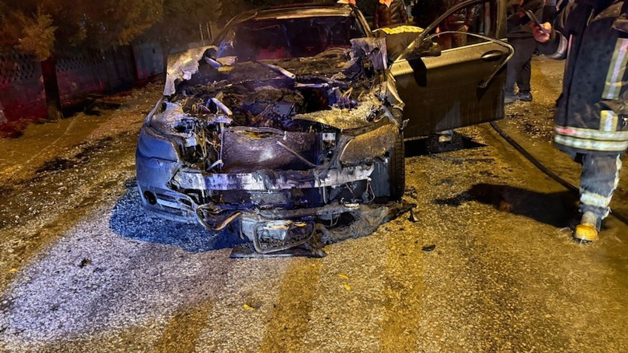 Konya'da seyir halindeki otomobil alev aldı