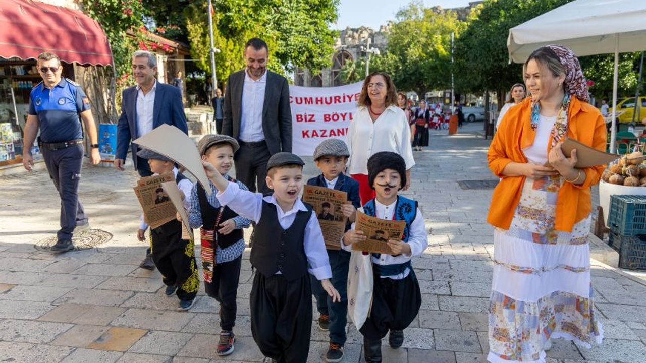 Antik Side sokaklarında miniklerin Cumhuriyet sevinci