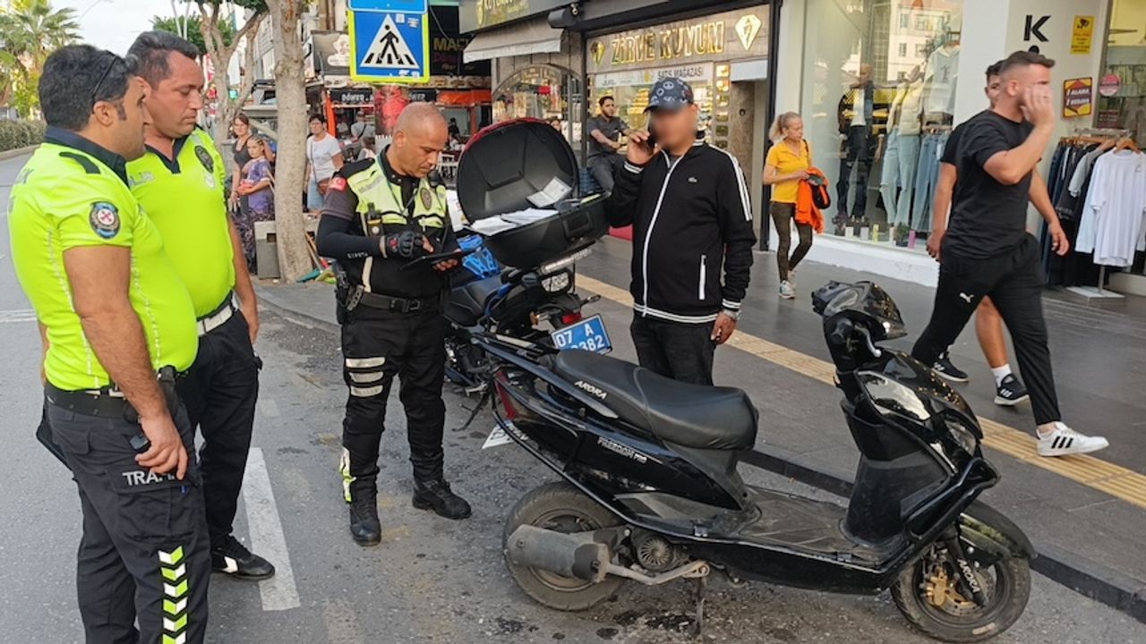 Manavgat'ta ehliyetsiz ve katlanır plakalı motosiklet sürücüsüne yüklü ceza
