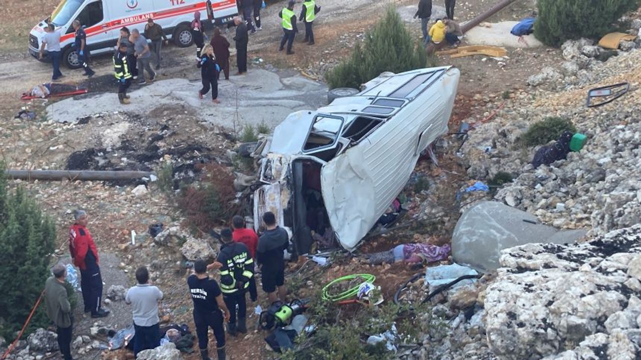 Mersin'de tarım işçilerini taşıyan minibüs şarampole devrildi: 5 ölü, 14 yaralı