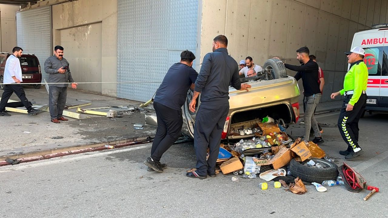 Konya’da üst geçitten otomobil düştü