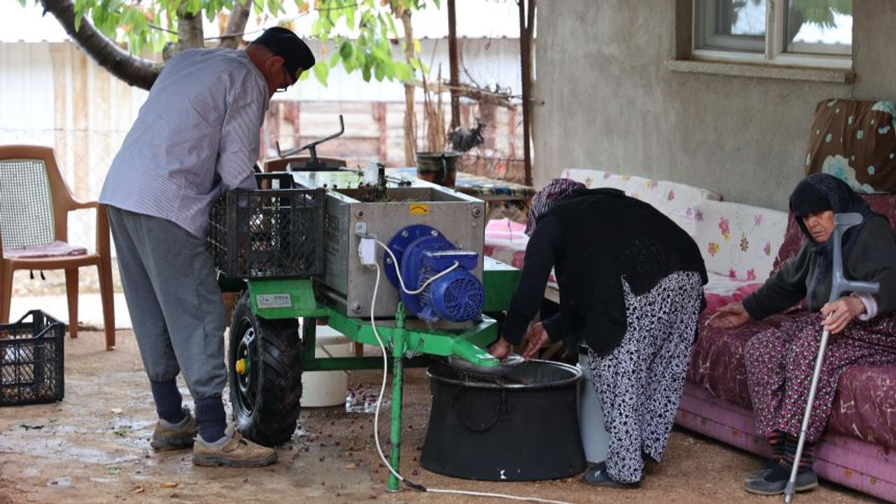 Antalya Büyükşehir Belediyesi’nden üzüm ve pekmez üreticilerine makine desteği