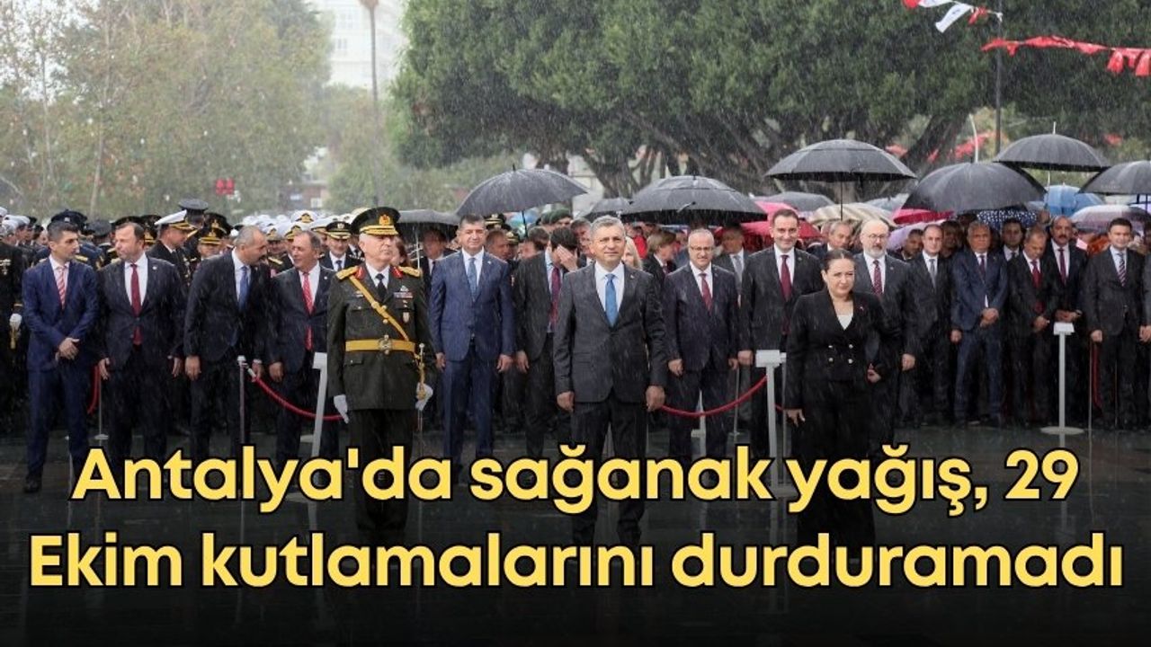 Antalya'da sağanak yağış, 29 Ekim kutlamalarını durduramadı