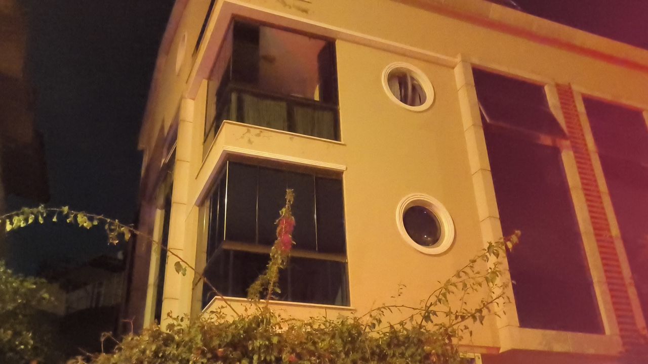 Antalya'da süs için yaktığı mum evi ateşledi