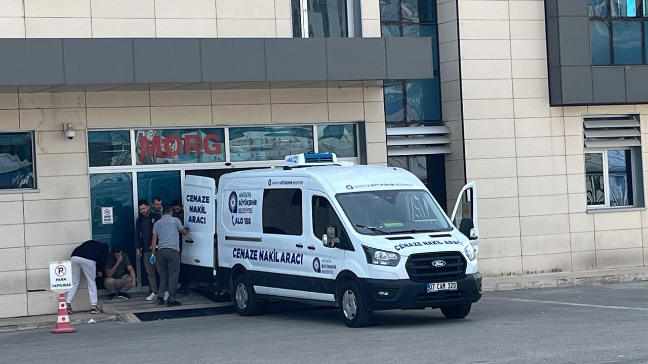 Antalya'da polis memuru eşini ve 2 kızını öldürmüştü, gözyaşlarıyla teslim alındı