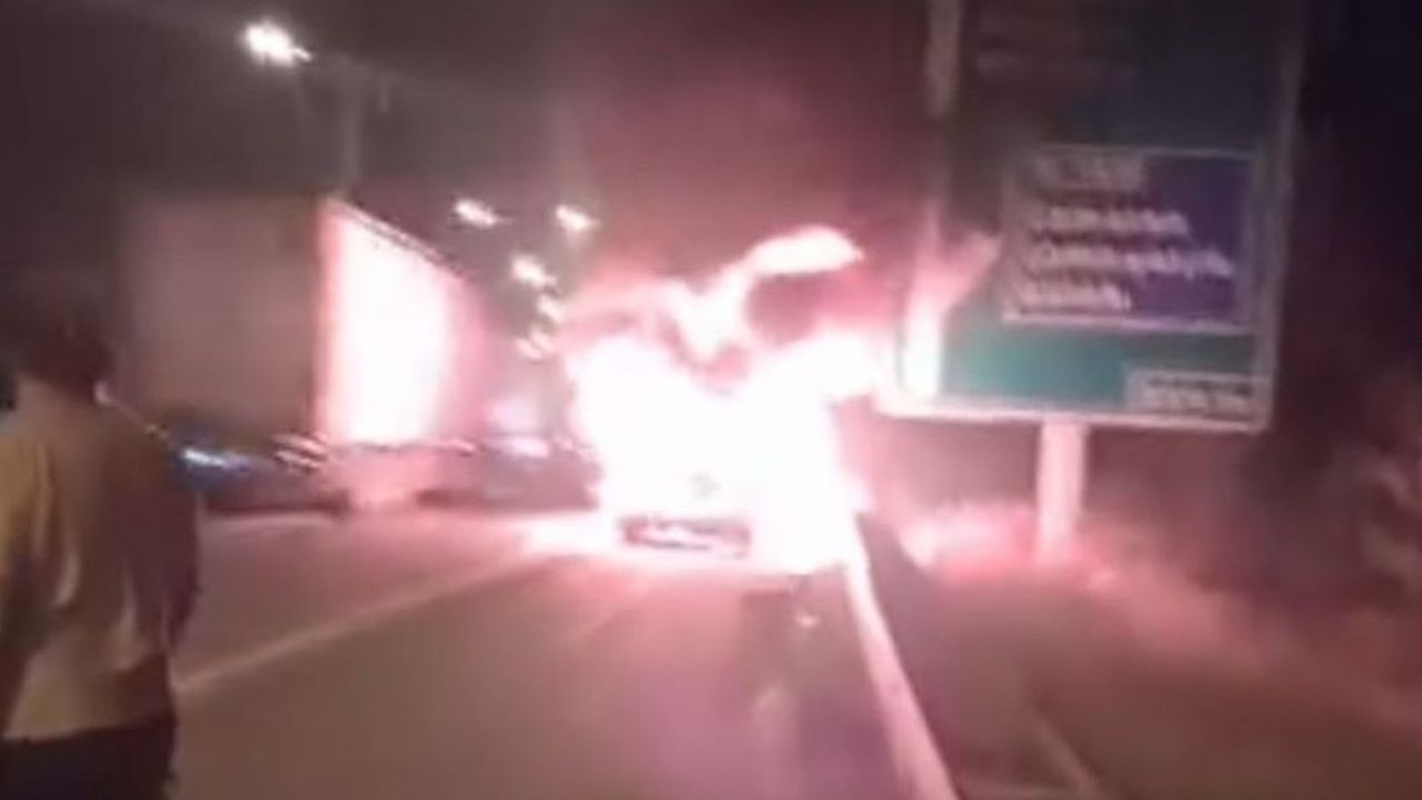 Adana’da otoyolda panik anları! Otomobil alev topuna döndü