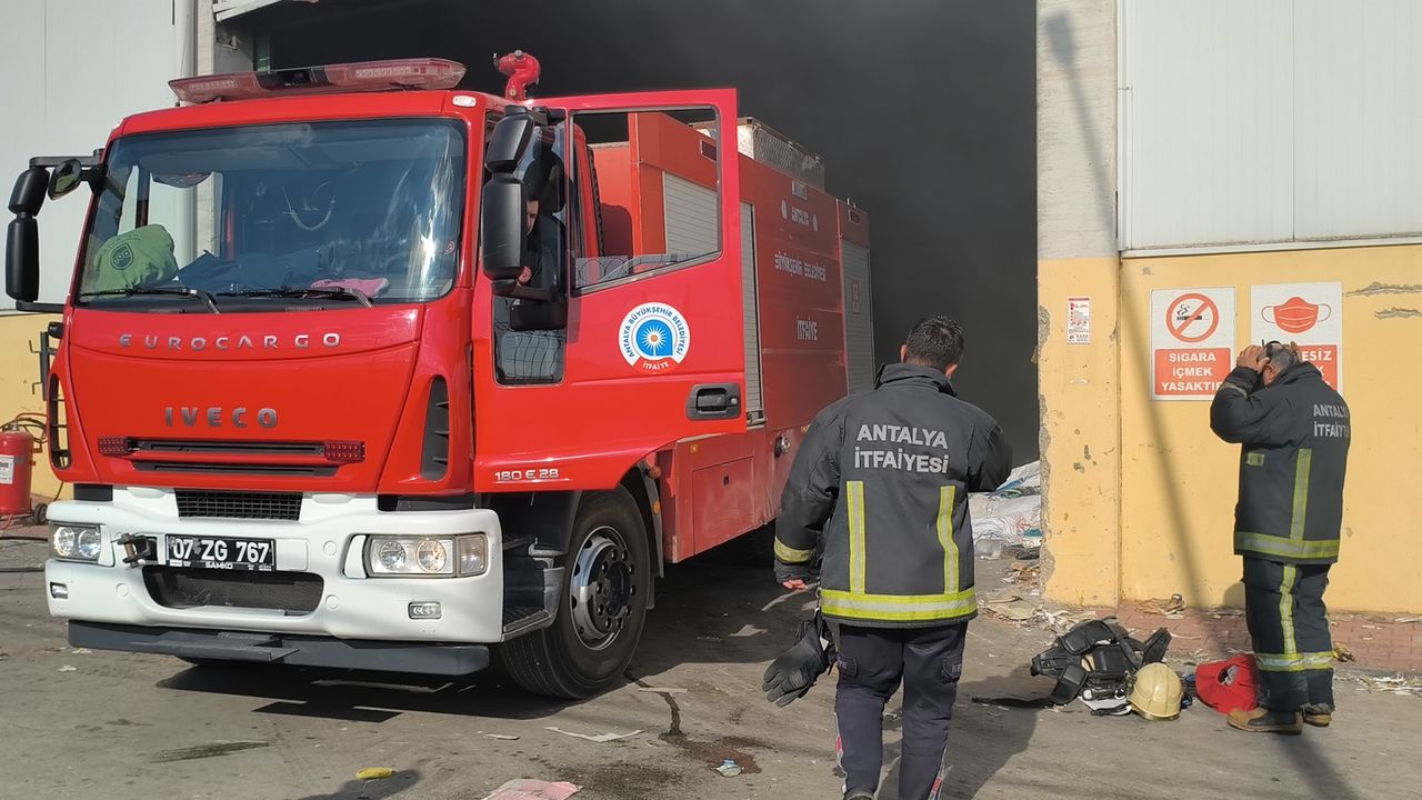 Antalya’da geri dönüşüm fabrikasında yangın alarmı