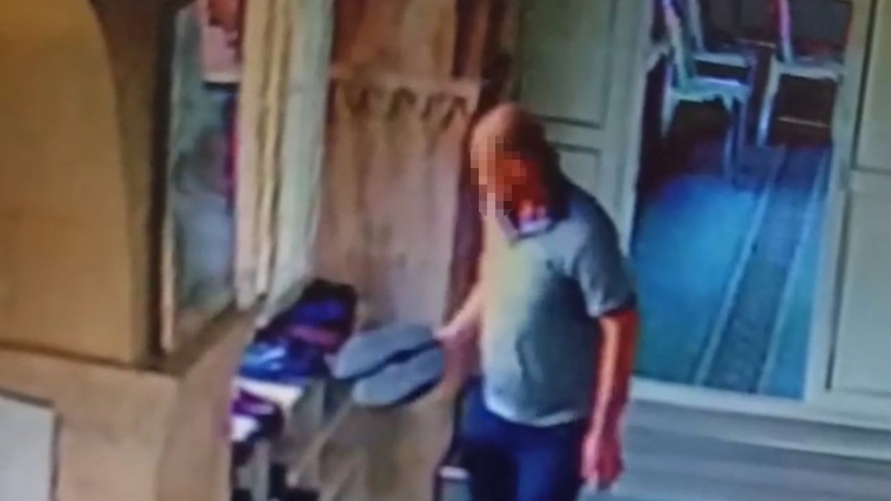 Utanmaz hırsız camide tek tek inceleyip beğendiği ayakkabıyı çaldı