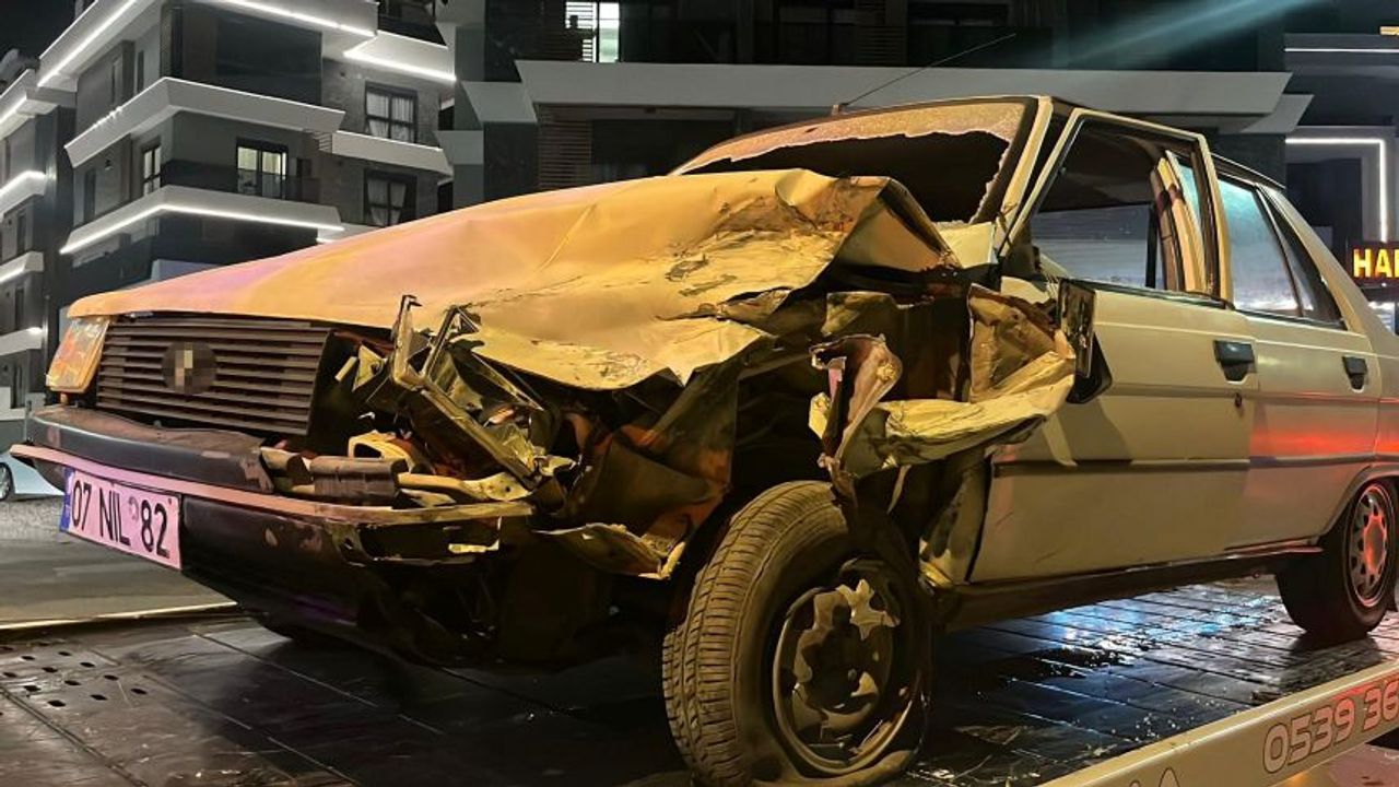 Alanya’da otomobiller kafa kafaya çarpıştı