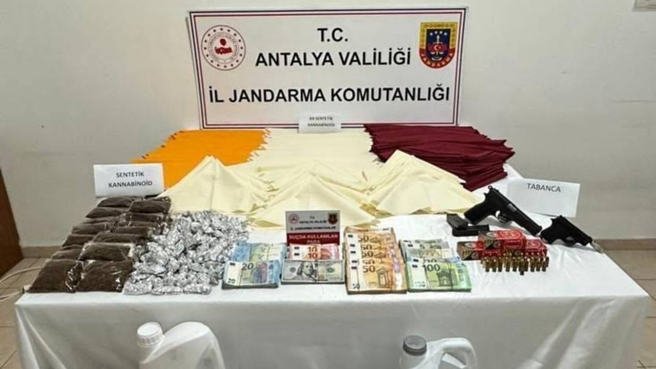 Alanya’da silah ve dövizle birlikte çok miktarda madde ele geçirildi