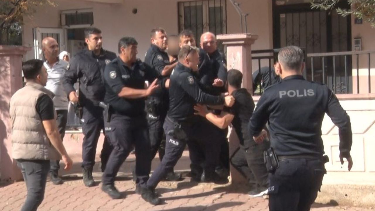 Antalya'da madde bağımlısı genç, anne babasını evden kovup balkonu yakmaya kalktı