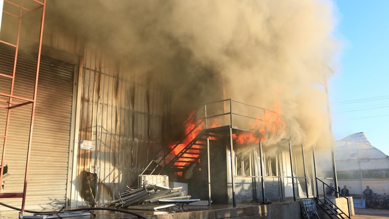 Antalya'da mobilya tesisinde yangın!