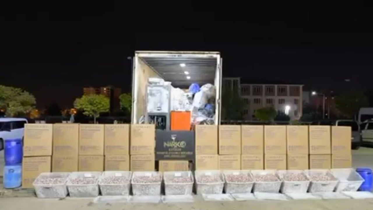 Antalya'da uyuşturucu imalathanesine baskın! 2 milyona yakın hap ele geçirildi