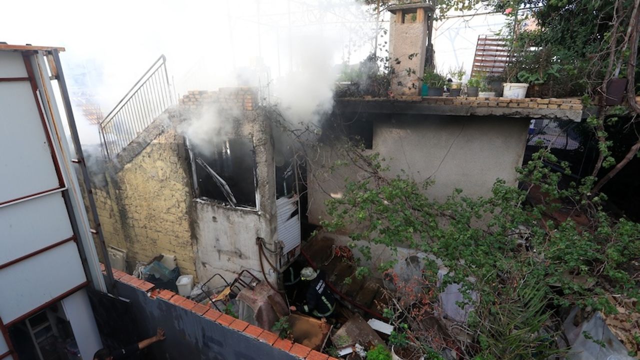 Antalya'da yaşlı çiftin evi alev aldı