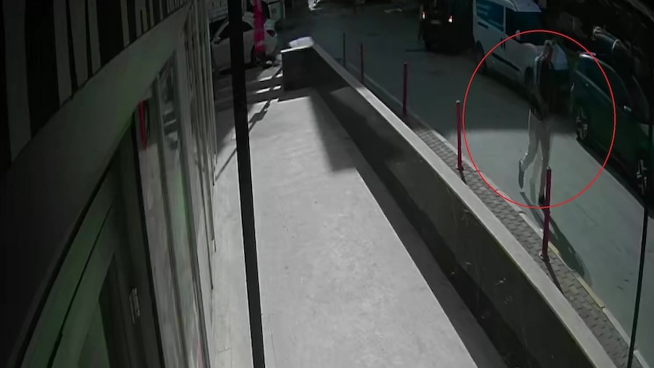 Antalya’da yoldan geçen vatandaşlara rastgele bıçakla saldırdı!