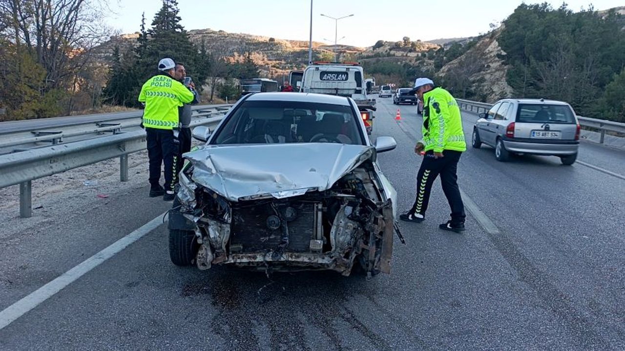 Burdur'da TIR ile otomobil çarpıştı