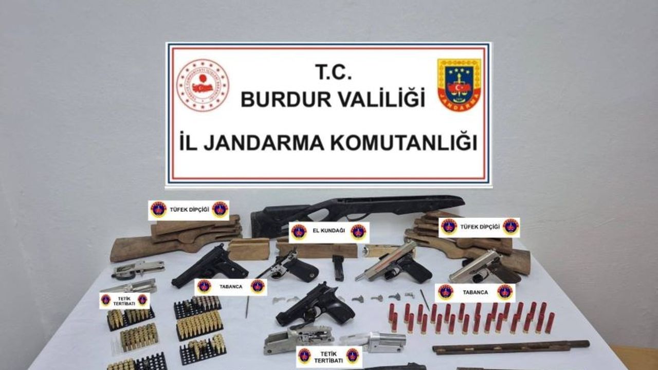 Burdur'da kaçakçılık operasyonu: Silah parçaları ve tarihi eserler ele geçirildi