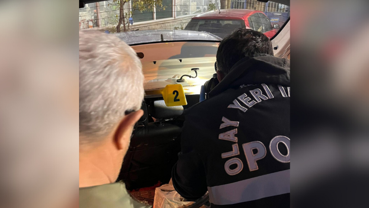 Burdur'da park halindeki otomobile yorgun mermi isabet etti