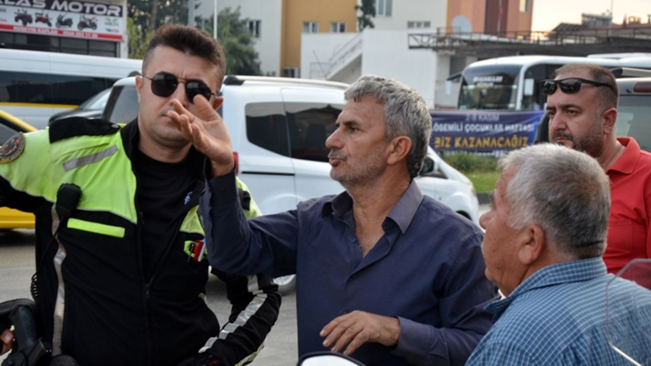 Antalya'da trafik kazası: 19 yaşındaki otomobil sürücüsü yaralandı