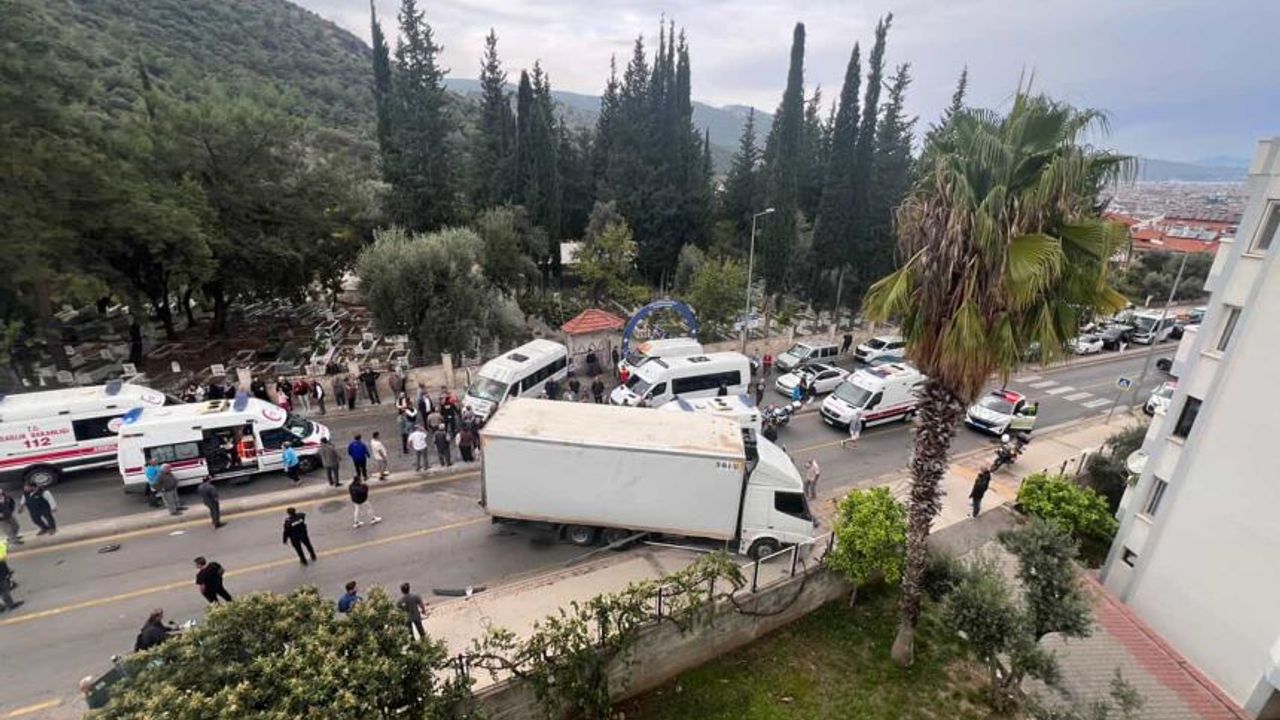 Fethiye’de öğrenci servisi kaza yaptı: 22 öğrenci yaralandı