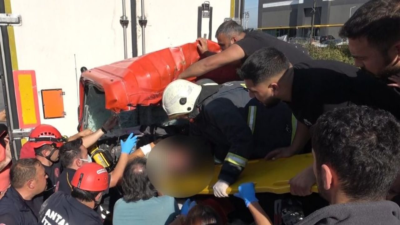 Antalya - Burdur karayolundaki kaza ekipleri seferber etti! Kamyonet ok gibi saplandı