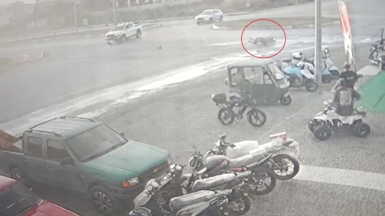 Kamyonetin çarptığı motosiklet sürücüsü 25 metre sürüklendi
