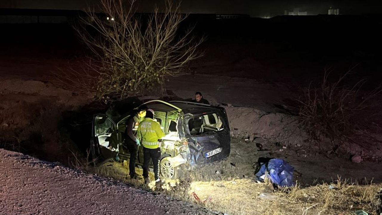 Konya'da hafif ticari araç şarampole devrildi: Sürücü hayatını kaybetti, 3 kişi yaralandı